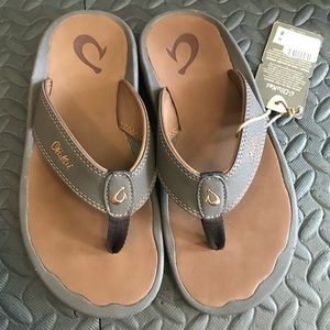 Brand new mens Olukai sandals